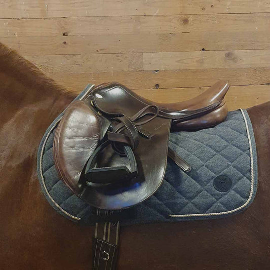 <tc>Saddle pad</tc>  <tc>Classic</tc> jump, made of 100% wool