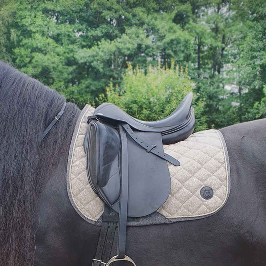 <tc>Saddle pad</tc>  <tc>Classic</tc> dressage Eco, made of 100% wool